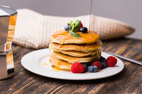 Pancakes esponjosos con fruta y sirope de arce